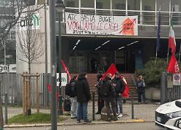 Atc sotto attacco di Askatasuna: protesta e cancelli forzati