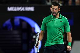 Agli Australian Open Novak Djokovic rimonta Jannik Sinner e affronter&agrave; in finale Carlos Alcaraz per conquistare il 25&deg; Slam