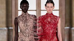 Alta moda come rito: a Parigi la couture si fa memoria, eredit&agrave; e spiritualit&agrave;