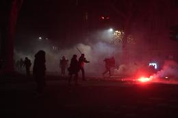 Scontri al corteo Aska: lancio di bici ed estintori, aggressioni alle forze dell'ordine