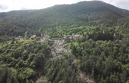 Monesi, dieci anni in zona rossa: il paese fantasma dove la montagna non ha ancora finito di scendere