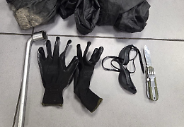 Coltelli, chiavi inglesi e maschere anti-gas: maxi-sequestri prima del corteo per Aska