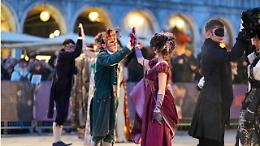 Venezia tra maschere e magie: il Carnevale 2026 apre con un Gran Ballo da Bridgerton
