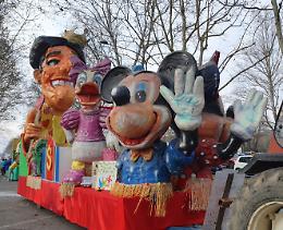 Carlev&egrave; &rsquo;d Turin: la sfilata di carri e maschere colora la Pellerina