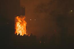 Sei manifestanti in carcere: tra loro ci sarebbe anche uno degli autori dell'aggressione a un poliziotto