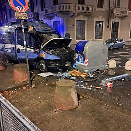 Cassonetti (e dehor) come arma: l'Amiat al lavoro tutta la notte per riparare i danni VIDEO