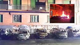 Un incendio distrugge 5 automobili parcheggiate in strada: incidente o piromane? (GUARDA IL VIDEO)
