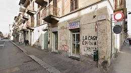 Incendio nella cantina abitata abusivamente, paura nel condominio