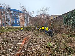 Parco Peccei, pulizie e manutenzione: volontari al lavoro ogni luned&igrave; mattina a Barriera di Milano