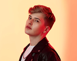 Soniko: "Mi ero ridotto a vendere scope ma adesso andr&ograve; Sanremo. Prima, per&ograve;, passo da Torino"