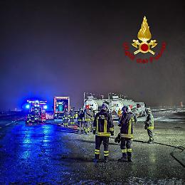 A32, cisterna con sostanza ADR si stacca in galleria