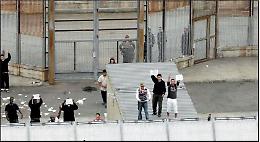 Torino, tre finanzieri feriti durante una rivolta al Cpr 