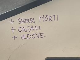 &laquo;Pi&ugrave; sbirri morti&raquo; e altre scritte choc sui muri di Palazzo Nuovo dopo tre giorni di occupazione