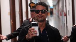 Mediaset avverte i locali: attenzione ai messaggi di Fabrizio Corona