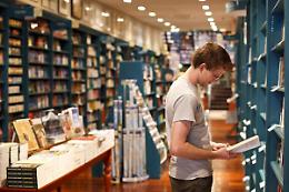 Il 2025 in calo per il mercato del libro italiano: meno copie a stampa, cresce il digitale