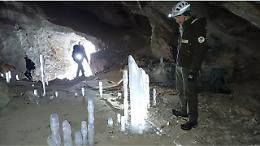 Crissolo si trasforma in un regno di ghiaccio: stalagmiti spettacolari nella grotta del Rio Martino