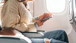 Ryanair dichiara guerra ai jeans: &laquo;Nel 2026 basta viaggiare in denim&raquo;