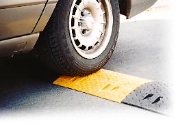 Mirafiori Sud, i dossi a pezzi: da 8 mesi strade senza freni