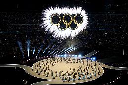 Alle Olimpiadi invernali ovazioni per Mattarella e Pausini canta l&rsquo;Inno