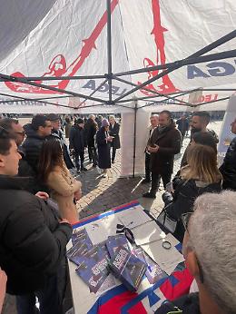 &ldquo;Io sto col poliziotto&rdquo;: iniziativa della Lega in piazza San Carlo a Torino