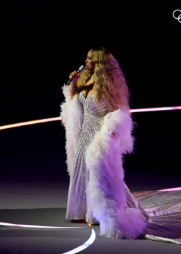 Mariah Carey canta "Volare" a San Siro, ecco cosa c&rsquo;era scritto sul gobbo