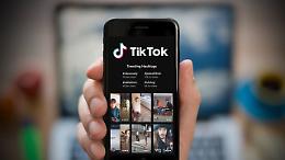 Dipendenza digitale, l&rsquo;UE accusa TikTok: &ldquo;Design pensato per trattenere gli utenti&rdquo;