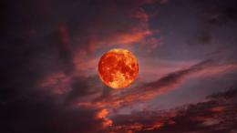 Luna di sangue 2026: il cielo si tinge di rosso in un&rsquo;eclissi mozzafiato