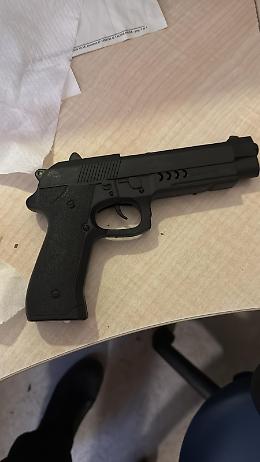 Paura al pronto soccorso del Mauriziano: 24enne ubriaco fermato con una pistola finta