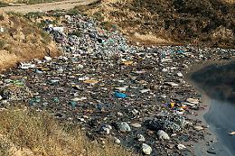 Collegno, 65enne smascherato dalle telecamere a scaricare rifiuti sotto al ponte