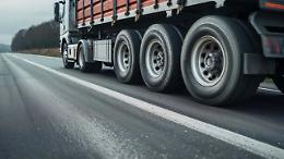 Camion con targa olandese fuori strada sulla SP25 a Robassomero: traffico rallentato, nessun ferito