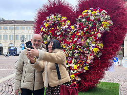 E' l'angolo pi&ugrave; romantico di Torino: in coda per fare il selfie