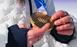 Milano-Cortina 2026, medaglie che si staccano dal nastro: individuata la causa del problema