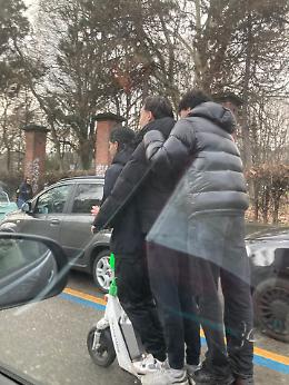 Torino, in 3 monopattino (senza casco): ma nessuno li controlla? 