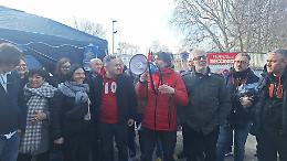 Stellantis, il presidio Fiom davanti ai cancelli di Mirafiori: sabato la manifestazione in centro