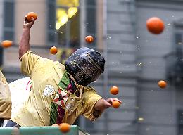 La battaglia delle arance si accende sui maxi ledwall di Torino e Milano: Ivrea conquista le metropoli