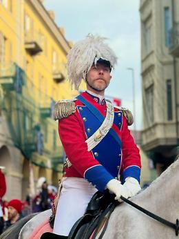 Video virale a Ivrea: l&rsquo;aiutante del generale sbalzato da cavallo durante la "Salita del Generale"