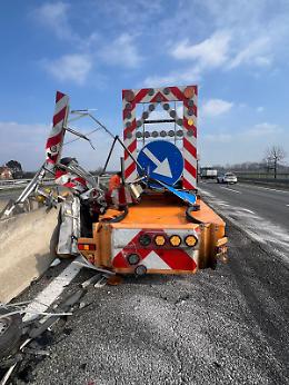 Tangenziale Sud, auto contro un mezzo del cantiere: traffico in tilt verso Piacenza