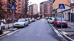 Cartelli stradali al contrario e strisce pedonali cancellate in questa via di Torino