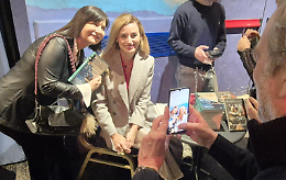 Beatrice Venezi "rockstar" a Torino, selfie e bagno di folla per il direttore della Fenice