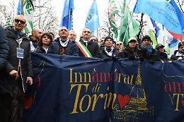 Il corteo per il rilancio di Mirafiori: "Per sopravvivere servono almeno 200mila vetture l'anno"