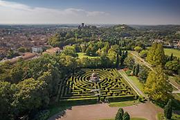 Il "polirinto", pareti vegetali e viali solcati da un milione di tulipani: ecco dove si trova uno dei giardini pi&ugrave; belli d'Italia