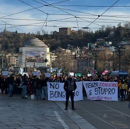 Tensione in centro, il corteo delle femministe blocca il tram