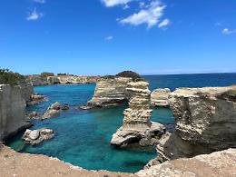 Salento, il maltempo distrugge l'iconico faraglione di Melendugno