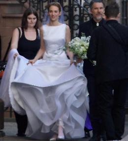 Maya Hawke, matrimonio a sorpresa a New York, pap&agrave; Ethan e mamma Uma Thurman al suo fianco