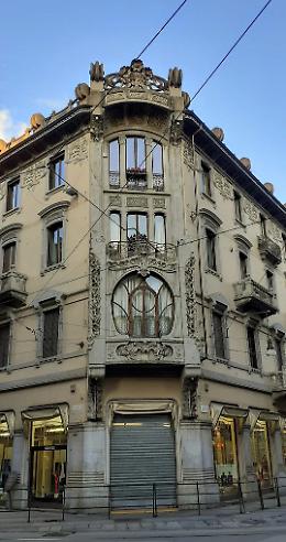 Tra curve floreali e vetri panoramici: ecco il gioiello liberty nascosto di via Bertola