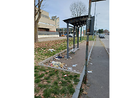 Moncalieri, rifiuti abbandonati alla fermata e davanti alla sede Asl in via Vittime di Bologna