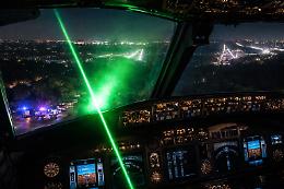 Luce laser verde sulla cabina di pilotaggio: Boeing in atterraggio a Caselle, autore ancora ignoto