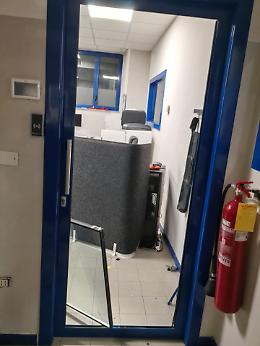 Furto nella notte a Nichelino: ladri sfondano gli uffici e razziano la piscina comunale