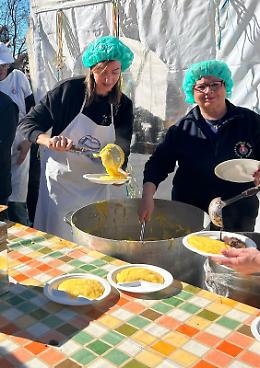 San Mauro, in centinaia in piazza per la polentata di Carnevale: il successo del Marted&igrave; Grasso