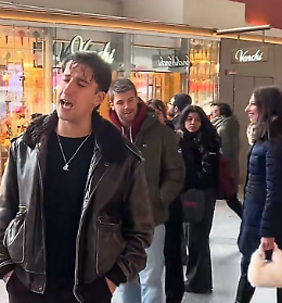 Una &ldquo;serenata&rdquo; a Porta Nuova ha sorpreso i torinesi - VIDEO